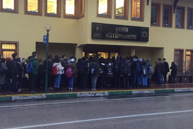 Bursa'da kitap okuyana ulaşım bedava kampanyasına b&uuml;y&uuml;k ilgi