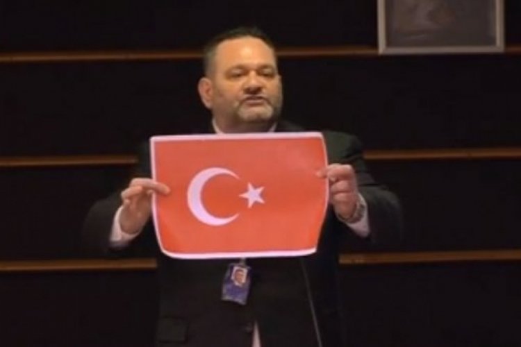 Yunan vekil, AP'de T&uuml;rk bayrağını yırttı!