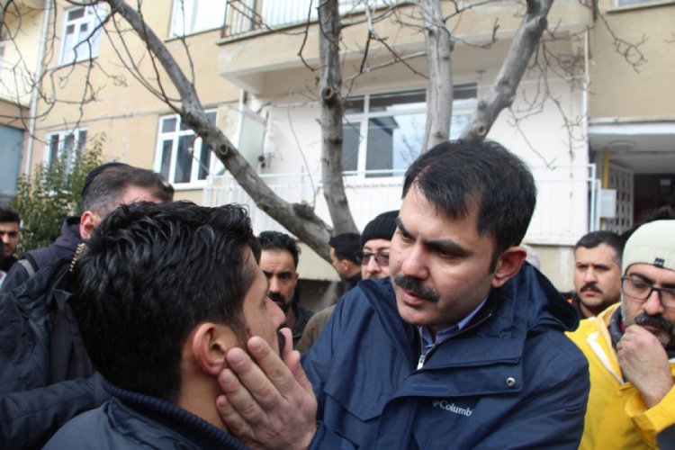 Bakan Kurum, depremde hasar g&ouml;ren mahallelerde incelemede bulundu