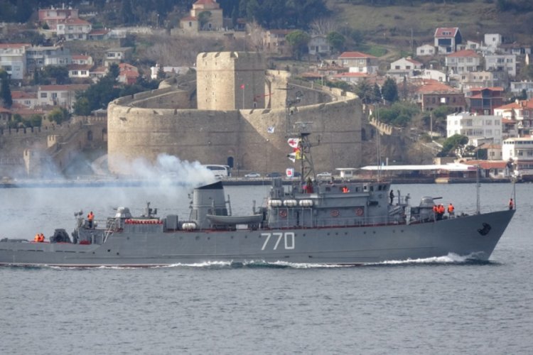 Rus askeri gemileri &Ccedil;anakkale Boğazı'ndan peş peşe ge&ccedil;ti
