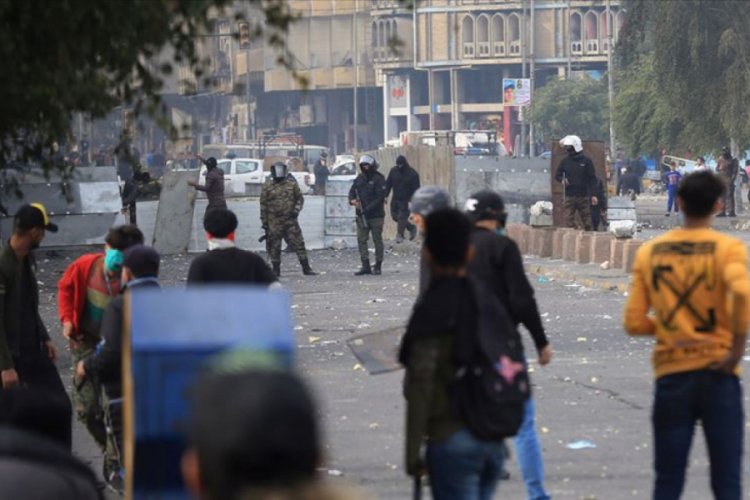 Irak'taki g&ouml;sterilerde g&uuml;venlik g&uuml;&ccedil;lerine el bombası atıldı: 2 yaralı