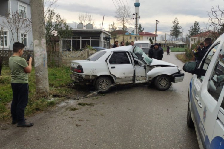 Otomobil direğe &ccedil;arptı