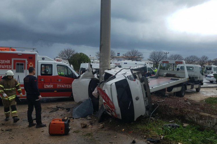 Elektrik direğine &ccedil;arpan otomobilin s&uuml;r&uuml;c&uuml;s&uuml; &ouml;ld&uuml;