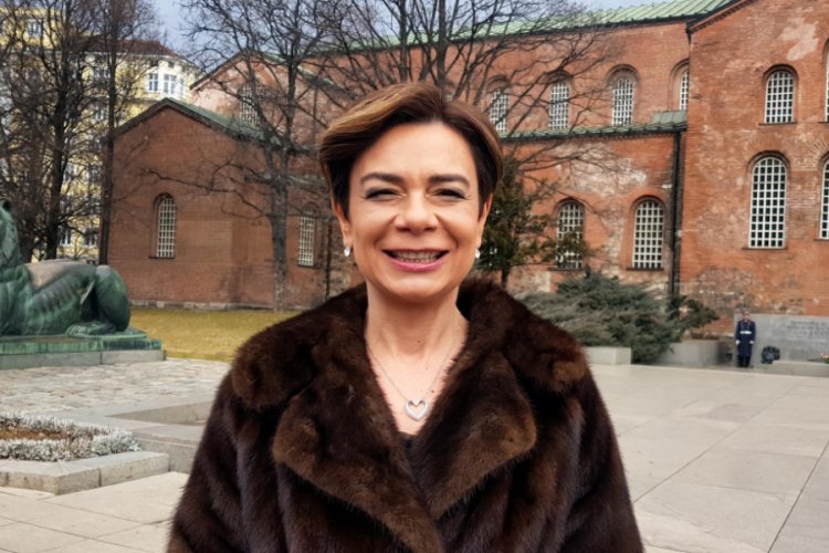 Sofya'nın ilk kadın B&uuml;y&uuml;kel&ccedil;isi, g&uuml;ven mektubunu Radev'e sundu