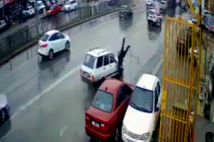Otomobilin &ccedil;arpmasıyla havaya fırladı