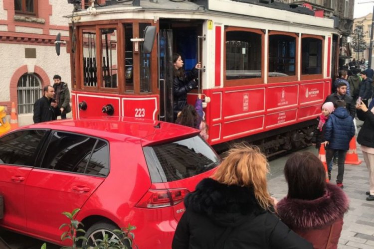Nostaljik tramvay arabaya &ccedil;arptı, fotoğraf kuyruğu oluştu