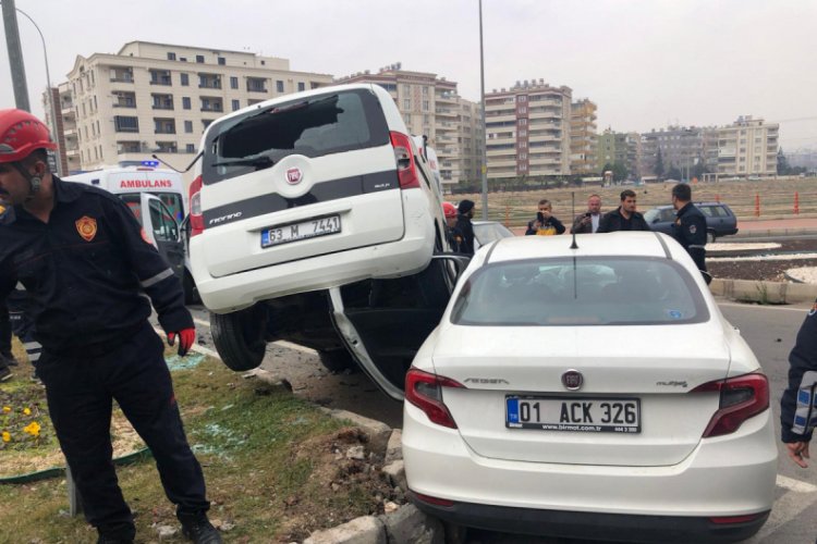 Otomobil ile hafif ticari ara&ccedil; &ccedil;arpıştı: 6 yaralı