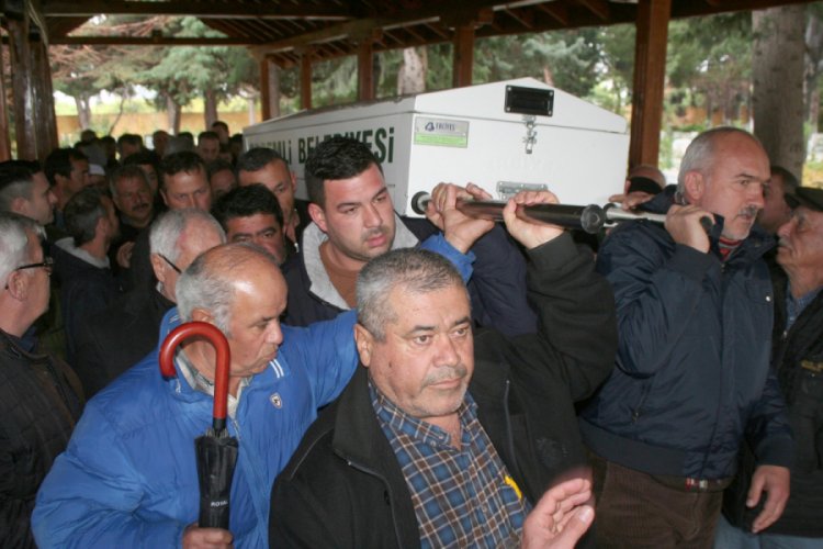 Kaybolmasının 37'nci g&uuml;n&uuml;nde &ouml;l&uuml; bulunan &ccedil;ift&ccedil;i toprağa verildi