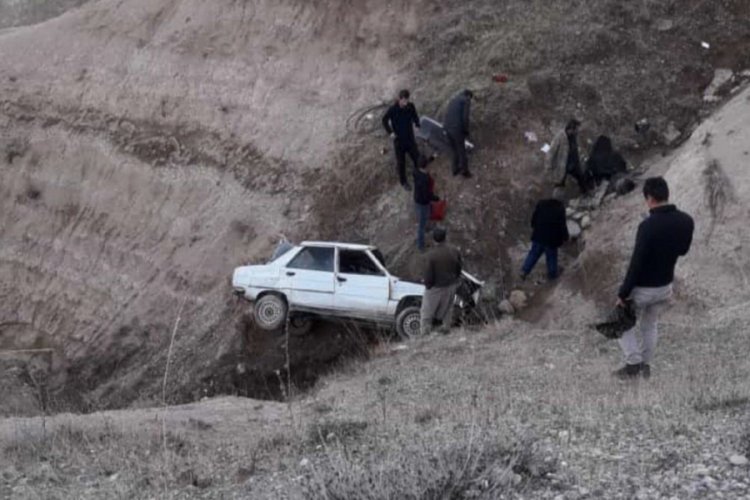 El freni &ccedil;ekilmeyen otomobil şarampole yuvarlandı