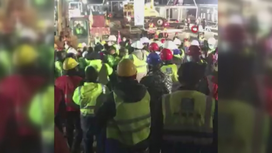 &Ccedil;in'deki hastanenin inşaatında iş&ccedil;iler kavga etti!