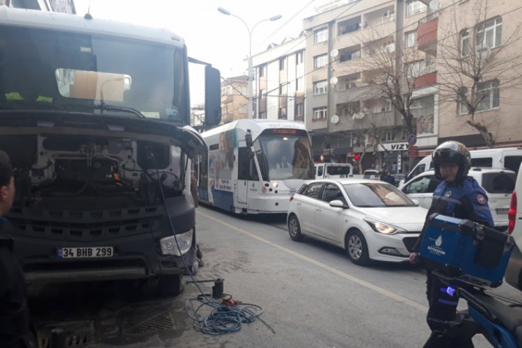 Tramvay yolunda iki ara&ccedil; &ccedil;arpıştı