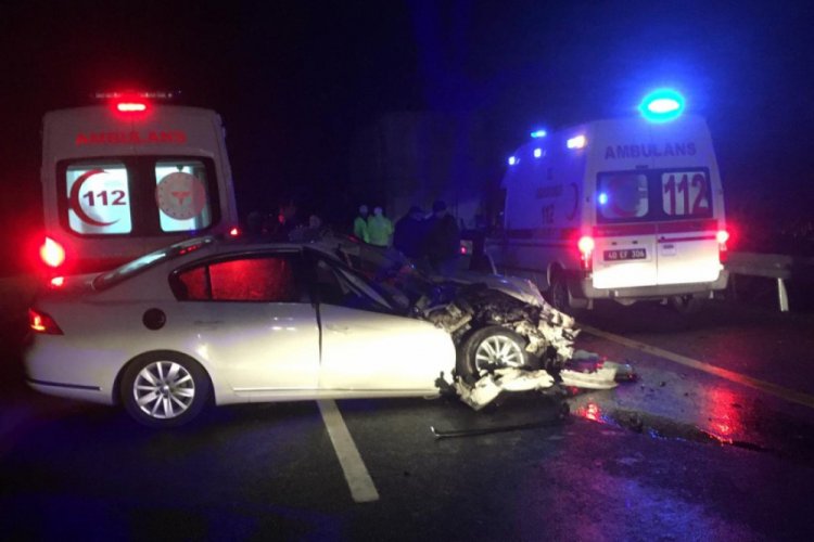 Otomobille ref&uuml;je &ccedil;arpan &ouml;ğretmen hayatını kaybetti