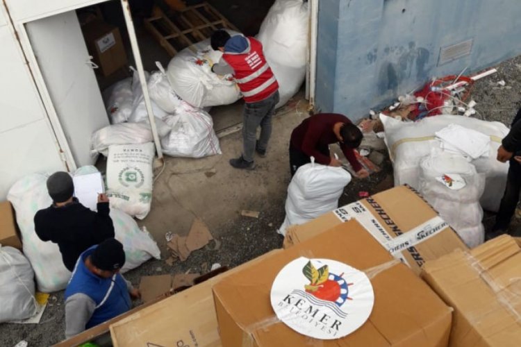 G&ouml;nderilen yardım malzemeleri Elazığ'a ulaştı