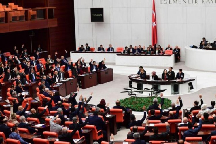 Mecliste Yunan vekile 'bayrak' tepkisi