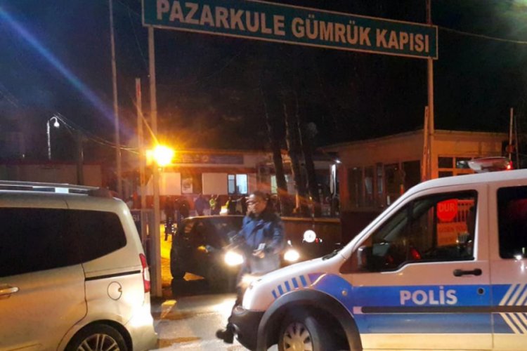 Polisten ka&ccedil;an s&uuml;r&uuml;c&uuml; g&uuml;mr&uuml;k kapısında yakalandı