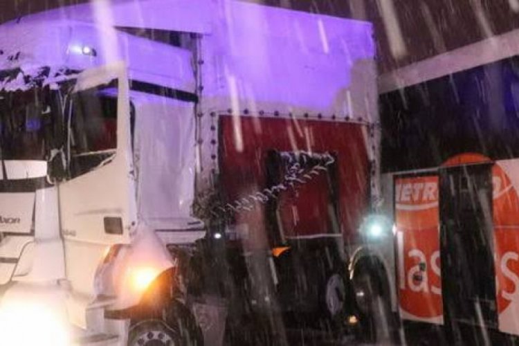 TEM Otoyolu'nda zincirleme trafik kazası: 1 &ouml;l&uuml;, 20 yaralı