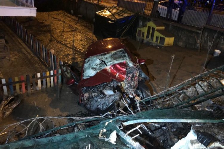 Alkoll&uuml; s&uuml;r&uuml;c&uuml; virajı alamayıp bah&ccedil;eye u&ccedil;tu: 2 yaralı