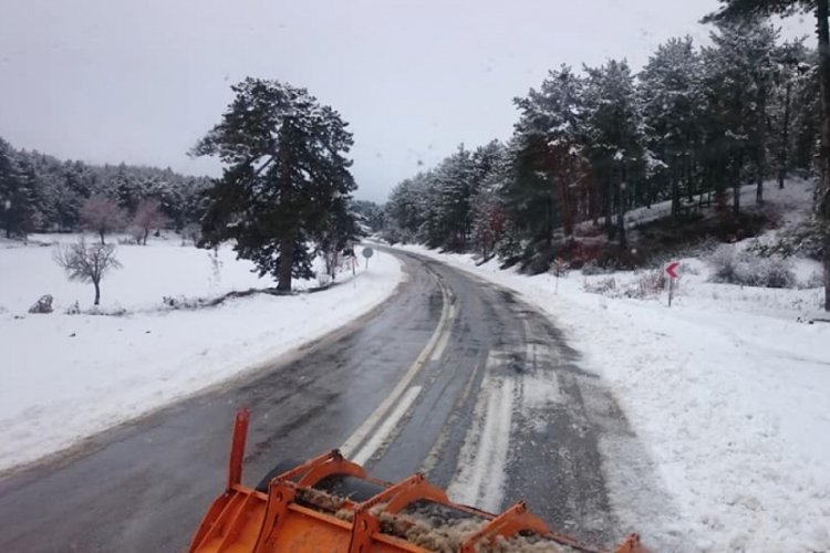 K&uuml;tahya'da yoğun kar yağışı, ulaşımda aksamalara neden oluyor