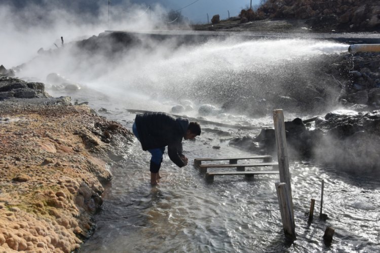 Bursa'da topraktan fışkıran kaplıca suyu mahallelinin ilgi odağı