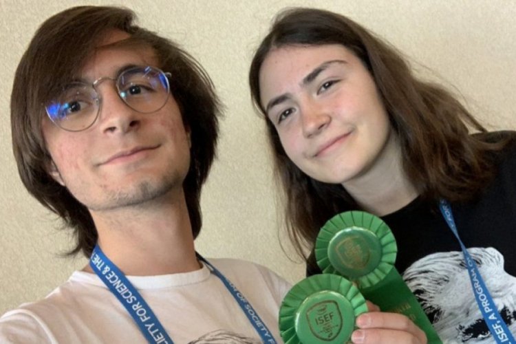 18 yaşındaki Arda ve Zeynep T&Uuml;BİTAK'ta 1., ABD'de 4. oldu