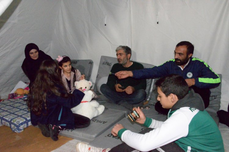 Soğuk kış gecelerini ev konforundan uzakta ge&ccedil;iriyorlar