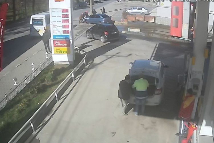 Bursa'da el frenini &ccedil;ekmedi, otomatik yıkamadaki ara&ccedil; kamyonla b&ouml;yle &ccedil;arpıştı