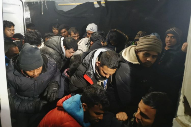 28 d&uuml;zensiz g&ouml;&ccedil;men yakalandı