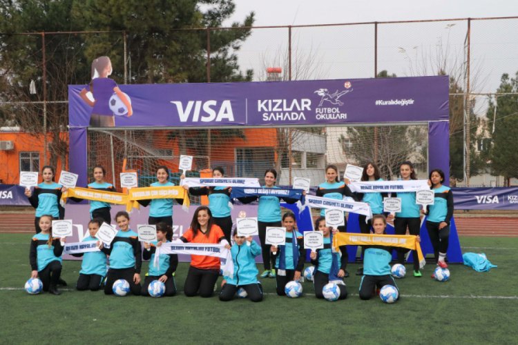 Şanlıurfa'da kız &ouml;ğrenciler yeşil sahaya indi