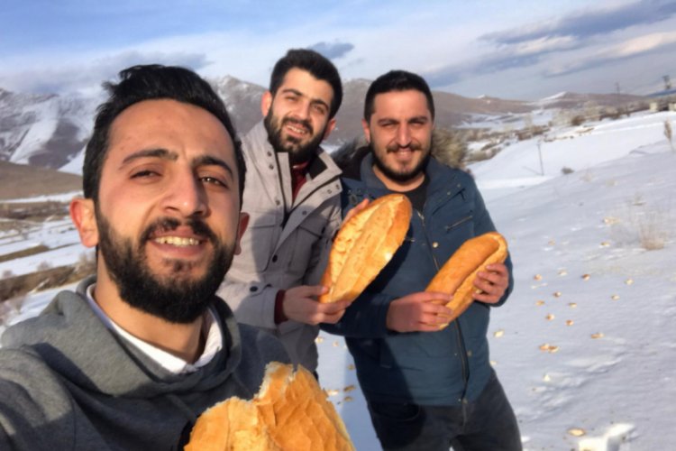 Van'lı gen&ccedil;ler, yaban kuşlar i&ccedil;in doğaya ekmek ve mısır bıraktı