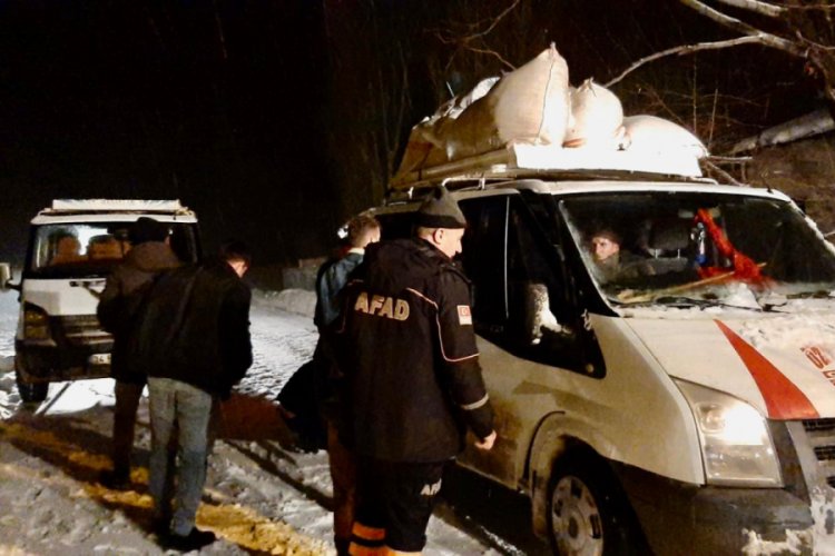 Doğu'da ulaşımı kar ve tipi vurdu
