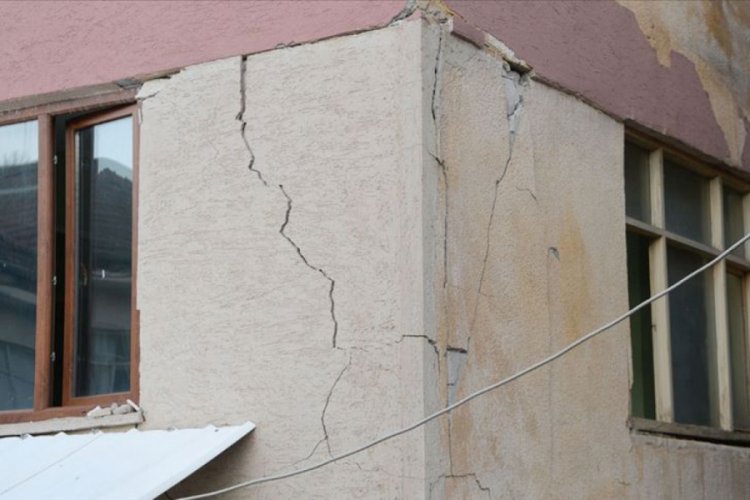 Malatya'da depremden zarar g&ouml;ren 37 bina yıkılacak