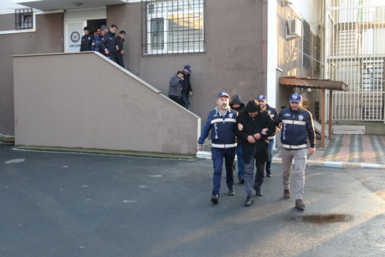 İstanbul'a g&ouml;t&uuml;rme vaadiyle kandırıp Gebze'de taksicilere teslim ettiler