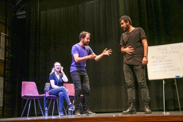 "Yok Yere Temaşa" g&ouml;sterisi Bursa Karacabeyli tiyatro severler i&ccedil;in sergilenecek