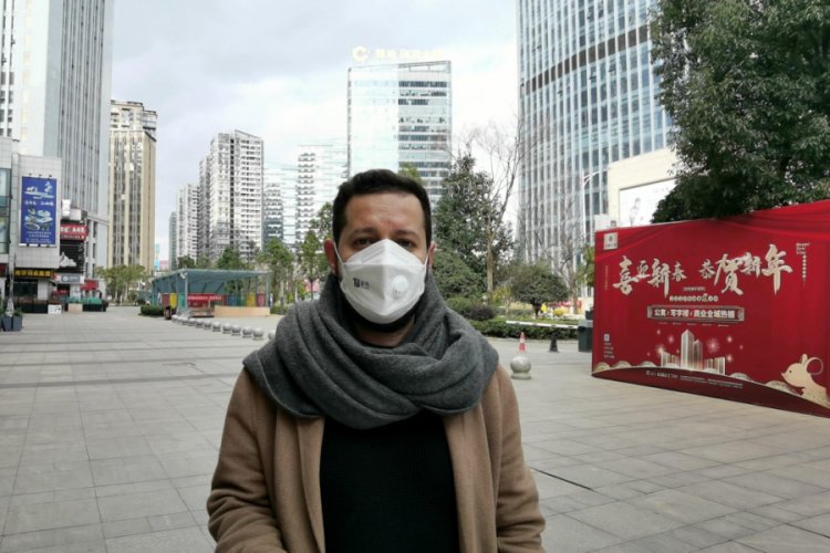 Vir&uuml;s&uuml;n ortaya &ccedil;ıktığı kentte yaşayan T&uuml;rk oyuncu yaşananları anlattı
