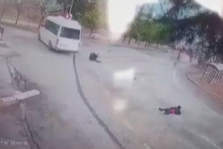 Minib&uuml;s&uuml;n freni patladı, yolcular teker teker atladı