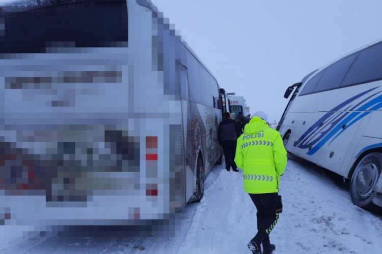 Kara saplanan otob&uuml;ste mahsur kalan 48 kişi kurtarıldı