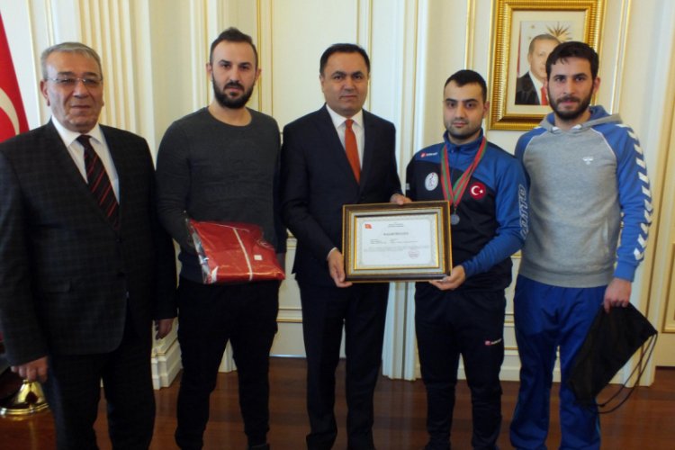 Avrupa şampiyonu engelli y&uuml;z&uuml;c&uuml;ye Vali'den &ouml;d&uuml;l