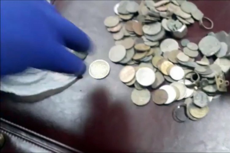 Tarihi eserler zeytin bidonundan &ccedil;ıktı