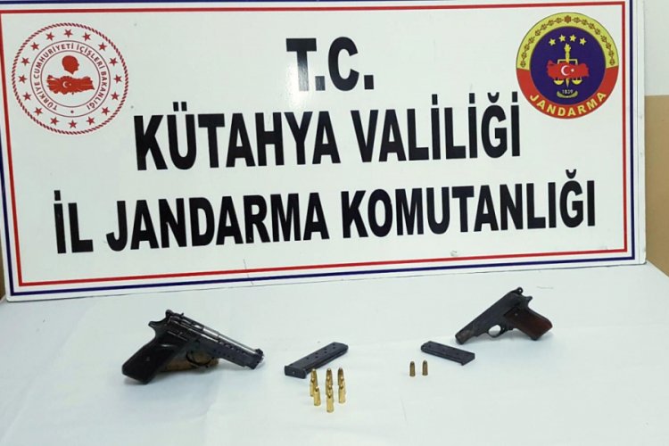 Otomobilinde ruhsatsız 2 tabanca ile yakalanıp, g&ouml;zaltına alındı