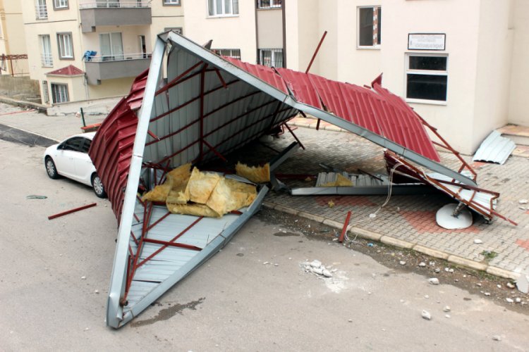 Fırtınada u&ccedil;an &ccedil;atı otomobilin &uuml;zerine d&uuml;şt&uuml;