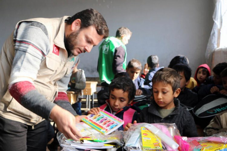 İHH, Suriye'de ge&ccedil;en yıl 700 bin kişiye yardım ulaştırdı