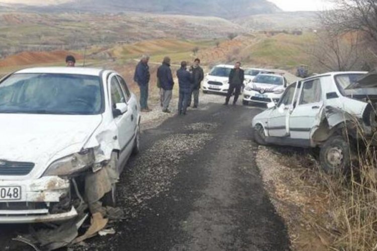 İki otomobil kafa kafaya &ccedil;arpıştı
