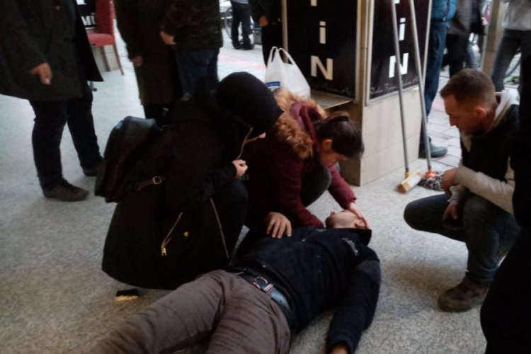 Bursa'da bir iş&ccedil;i 2 metre y&uuml;kseklikten d&uuml;şt&uuml;... İlk m&uuml;dahaleyi hemşire yaptı!