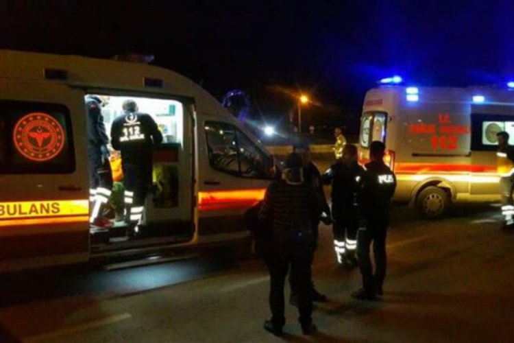 İki ara&ccedil; &ccedil;arpıştı, yaralılar var!