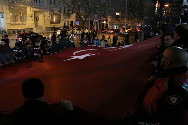Yunan milletvekilini dev bayrakla protesto ettiler