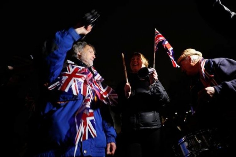 Halk Brexit'i kutlamak i&ccedil;in Londra'da toplandı