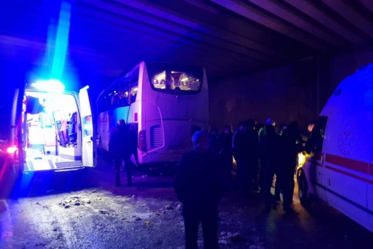 Yolcu otob&uuml;s&uuml; kaza yaptı