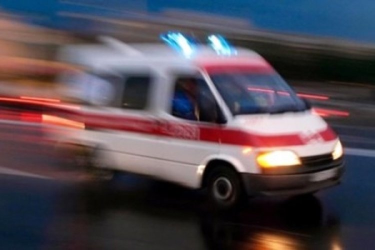 Kontrolden &ccedil;ıkan otomobil bariyerlere saplandı