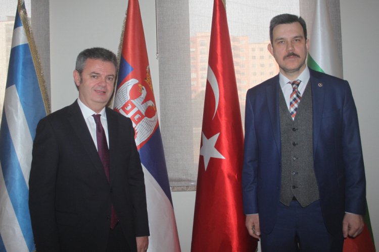 Bursalı iş insanı Alp'in, Balkanlarda yeniden inşa ettiği okuldan Elazığ ve Malatya i&ccedil;in yardım kampanyası