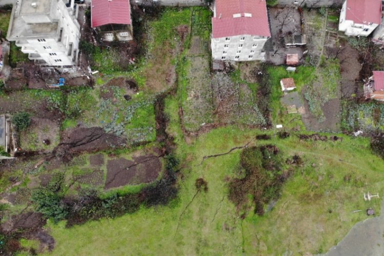 Mahallede oluşan &ccedil;&ouml;kme ve yarıklar korkuttu